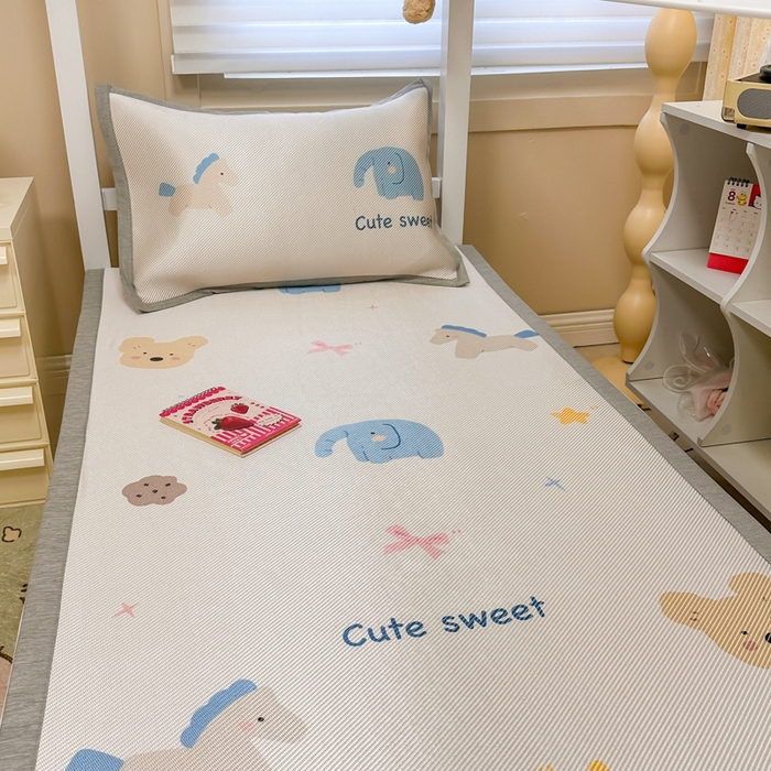 91家纺网 家纺一手货源 找家纺 懒猫家纺 2026新款600D数码印花大版学生宿舍冰藤凉席 甜美伙伴