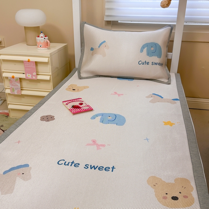 91家纺网 家纺一手货源 找家纺 懒猫家纺 2026新款600D数码印花大版学生宿舍冰藤凉席 甜美伙伴