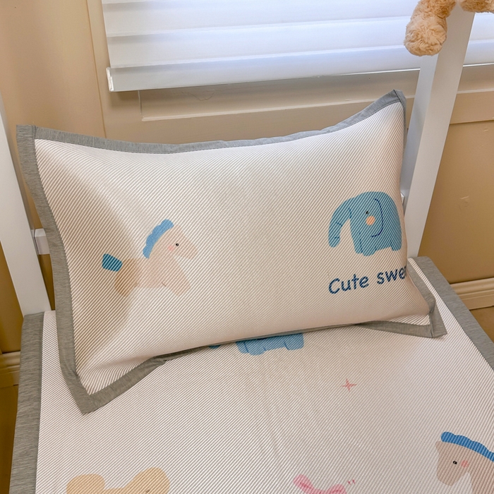 91家纺网 家纺一手货源 找家纺 懒猫家纺 2026新款600D数码印花大版学生宿舍冰藤凉席 甜美伙伴