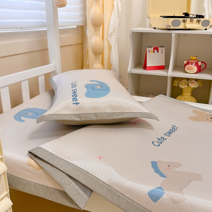 91家纺网 家纺一手货源 找家纺 懒猫家纺 2026新款600D数码印花大版学生宿舍冰藤凉席 甜美伙伴