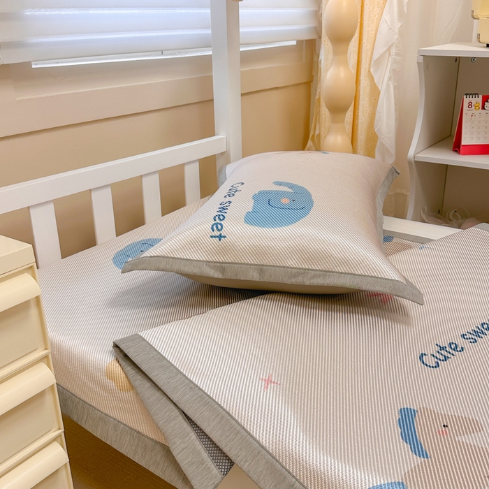 91家纺网 家纺一手货源 找家纺 懒猫家纺 2026新款600D数码印花大版学生宿舍冰藤凉席 甜美伙伴