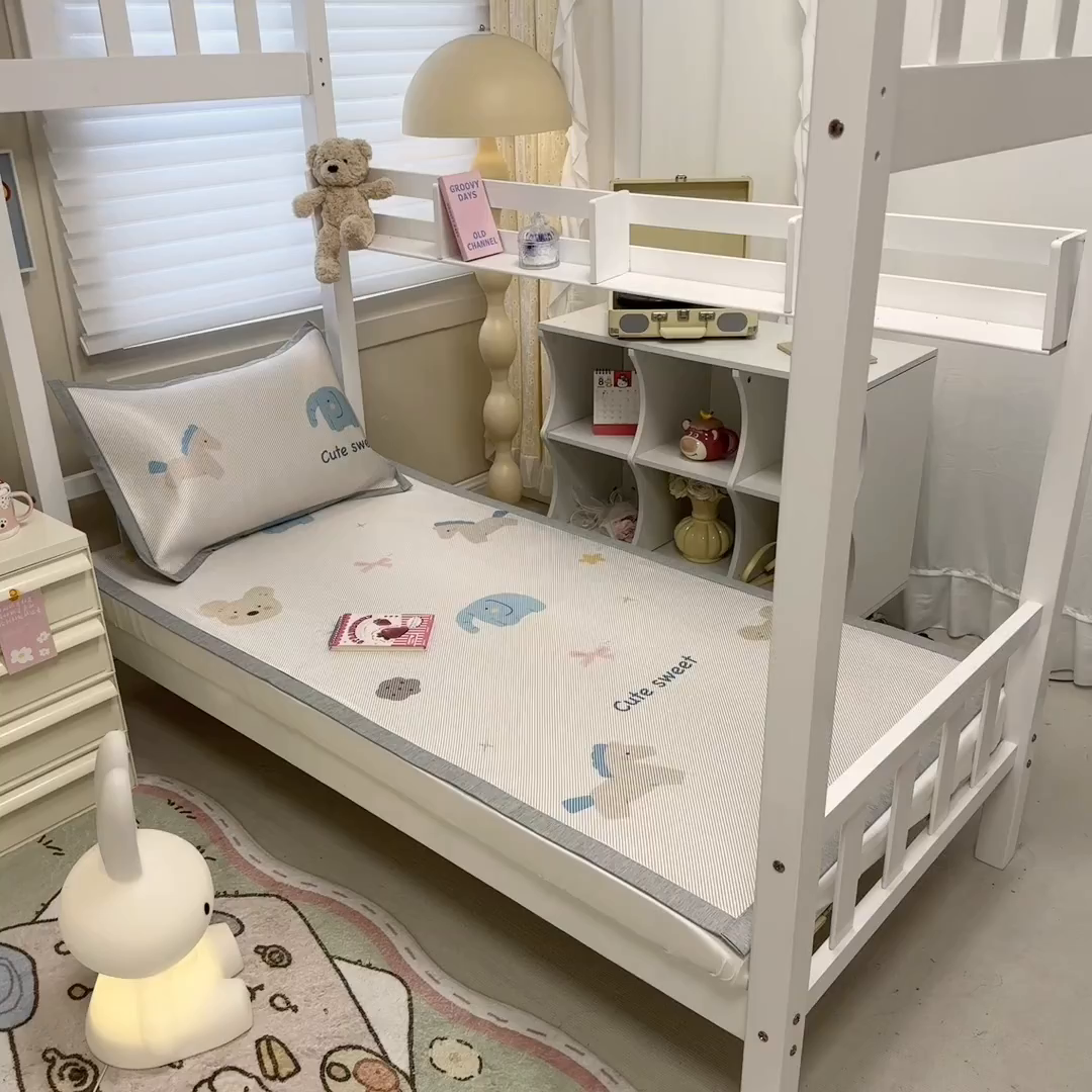 91家纺网 家纺一手货源 找家纺 懒猫家纺 2026新款600D数码印花大版学生宿舍冰藤凉席 甜美伙伴