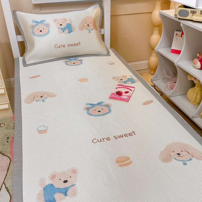 91家纺网 家纺一手货源 找家纺 懒猫家纺 2026新款600D数码印花大版学生宿舍冰藤凉席 温柔小熊