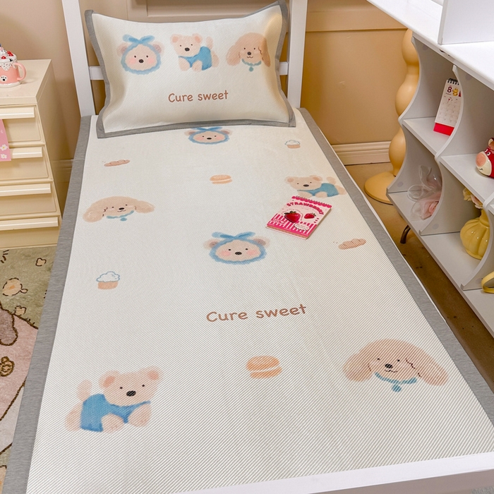 91家纺网 家纺一手货源 找家纺 懒猫家纺 2026新款600D数码印花大版学生宿舍冰藤凉席 温柔小熊