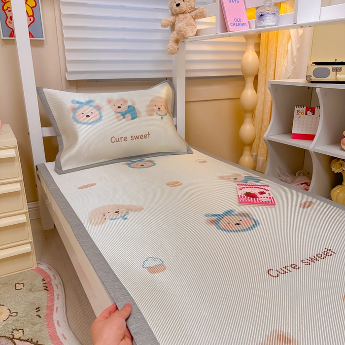 91家纺网 家纺一手货源 找家纺 懒猫家纺 2026新款600D数码印花大版学生宿舍冰藤凉席 温柔小熊