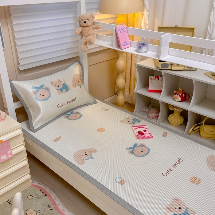 91家纺网 家纺一手货源 找家纺 懒猫家纺 2026新款600D数码印花大版学生宿舍冰藤凉席 温柔小熊