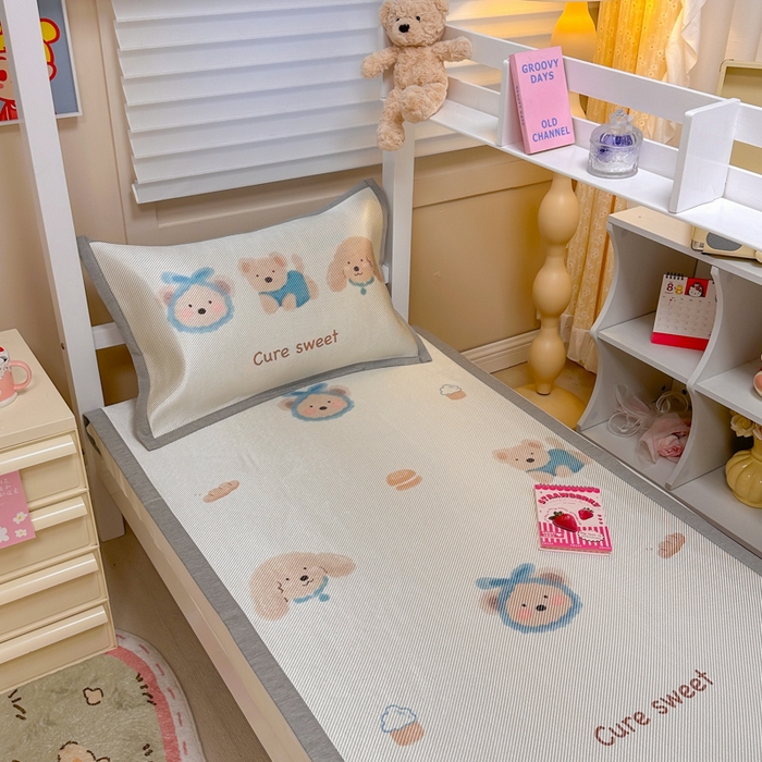 91家纺网 家纺一手货源 找家纺 懒猫家纺 2026新款600D数码印花大版学生宿舍冰藤凉席 温柔小熊