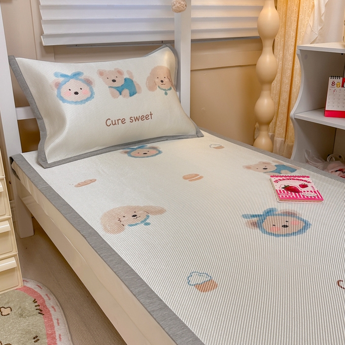 91家纺网 家纺一手货源 找家纺 懒猫家纺 2026新款600D数码印花大版学生宿舍冰藤凉席 温柔小熊