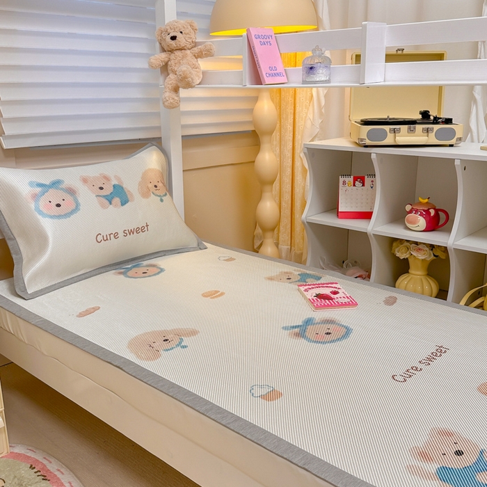 91家纺网 家纺一手货源 找家纺 懒猫家纺 2026新款600D数码印花大版学生宿舍冰藤凉席 温柔小熊