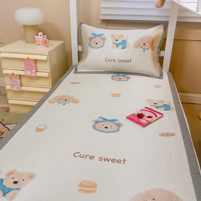 91家纺网 家纺一手货源 找家纺 懒猫家纺 2026新款600D数码印花大版学生宿舍冰藤凉席 温柔小熊