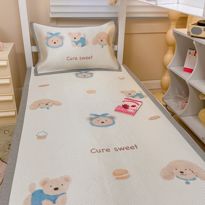 91家纺网 家纺一手货源 找家纺 懒猫家纺 2026新款600D数码印花大版学生宿舍冰藤凉席 温柔小熊