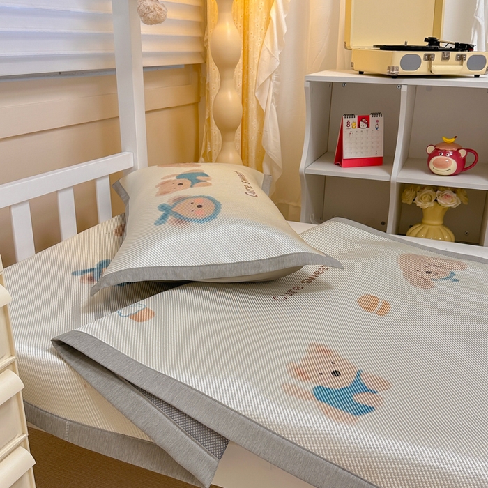 91家纺网 家纺一手货源 找家纺 懒猫家纺 2026新款600D数码印花大版学生宿舍冰藤凉席 温柔小熊