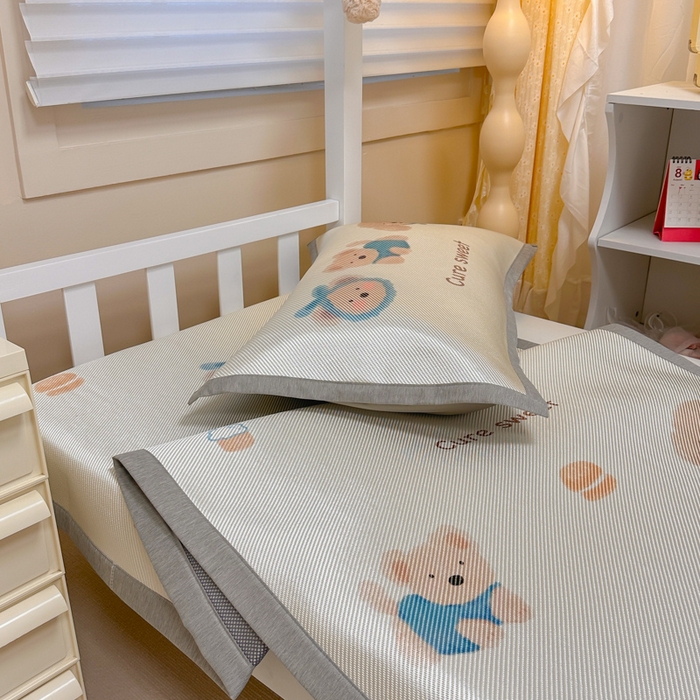 91家纺网 家纺一手货源 找家纺 懒猫家纺 2026新款600D数码印花大版学生宿舍冰藤凉席 温柔小熊