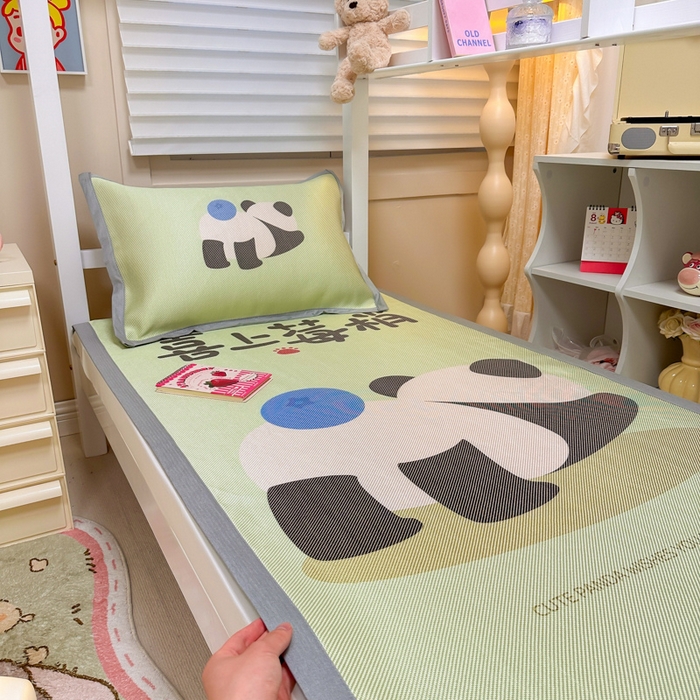 91家纺网 家纺一手货源 找家纺 懒猫家纺 2026新款600D数码印花大版学生宿舍冰藤凉席 喜上莓梢