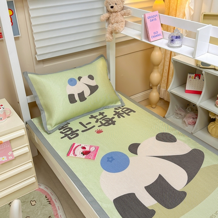 91家纺网 家纺一手货源 找家纺 懒猫家纺 2026新款600D数码印花大版学生宿舍冰藤凉席 喜上莓梢