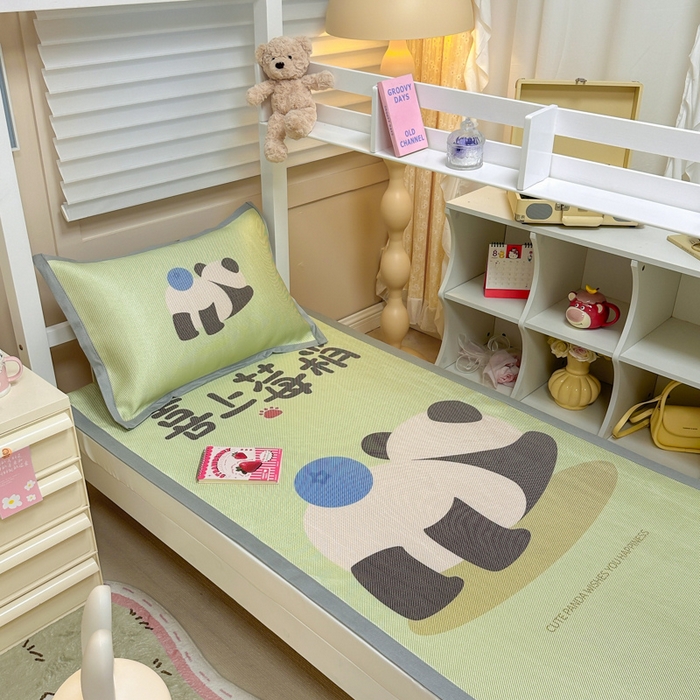 91家纺网 家纺一手货源 找家纺 懒猫家纺 2026新款600D数码印花大版学生宿舍冰藤凉席 喜上莓梢