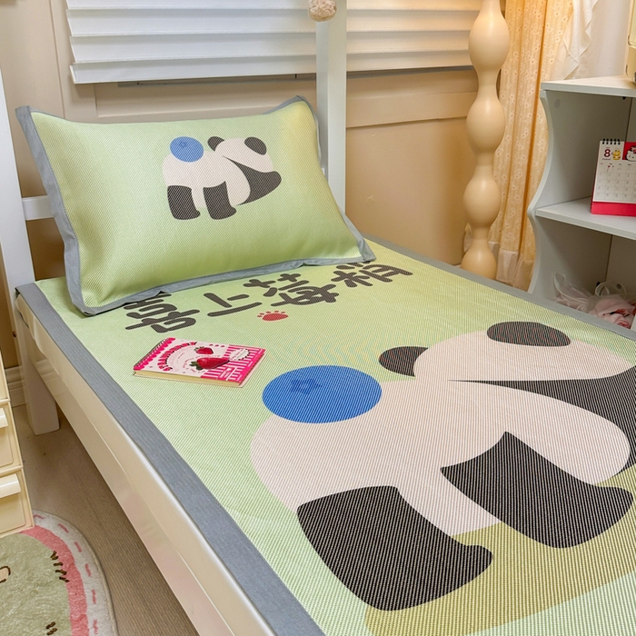 91家纺网 家纺一手货源 找家纺 懒猫家纺 2026新款600D数码印花大版学生宿舍冰藤凉席 喜上莓梢