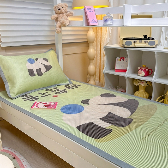 91家纺网 家纺一手货源 找家纺 懒猫家纺 2026新款600D数码印花大版学生宿舍冰藤凉席 喜上莓梢