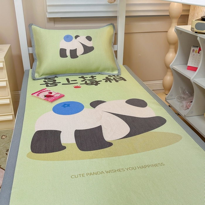 91家纺网 家纺一手货源 找家纺 懒猫家纺 2026新款600D数码印花大版学生宿舍冰藤凉席 喜上莓梢