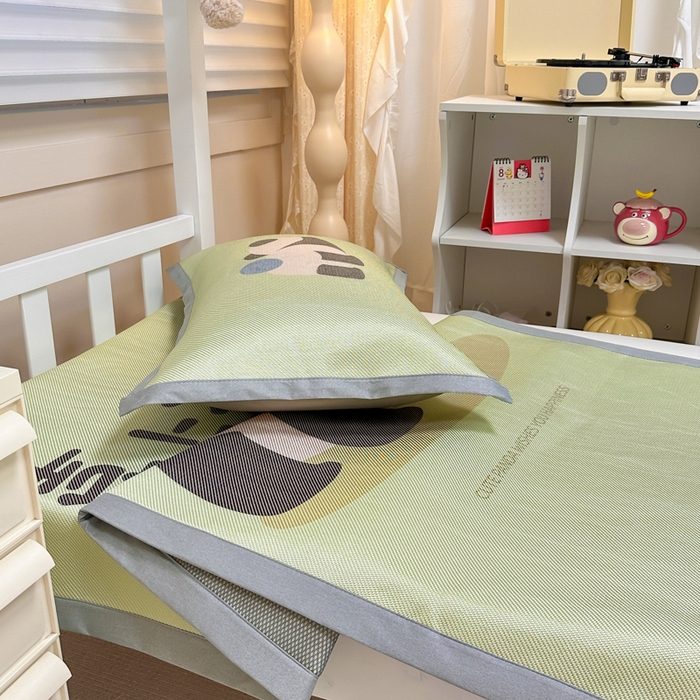 91家纺网 家纺一手货源 找家纺 懒猫家纺 2026新款600D数码印花大版学生宿舍冰藤凉席 喜上莓梢