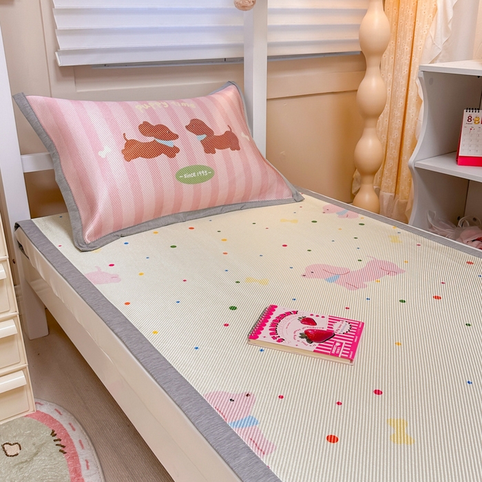 91家纺网 家纺一手货源 找家纺 懒猫家纺 2026新款600D数码印花大版学生宿舍冰藤凉席 小狗时光