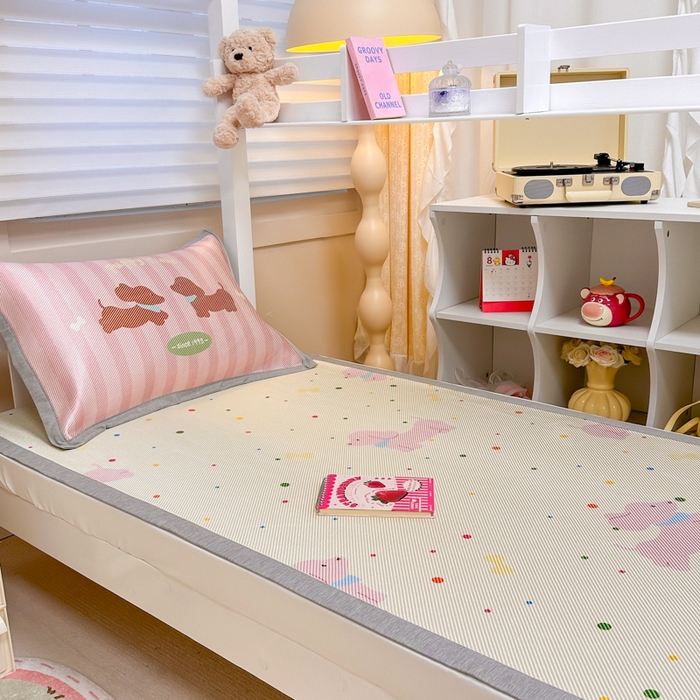 91家纺网 家纺一手货源 找家纺 懒猫家纺 2026新款600D数码印花大版学生宿舍冰藤凉席 小狗时光