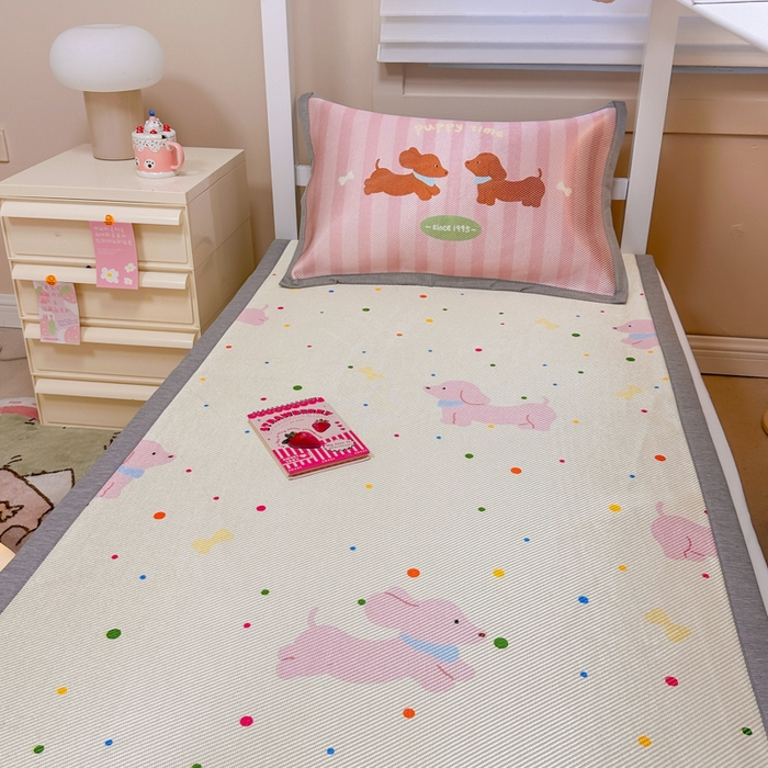 91家纺网 家纺一手货源 找家纺 懒猫家纺 2026新款600D数码印花大版学生宿舍冰藤凉席 小狗时光