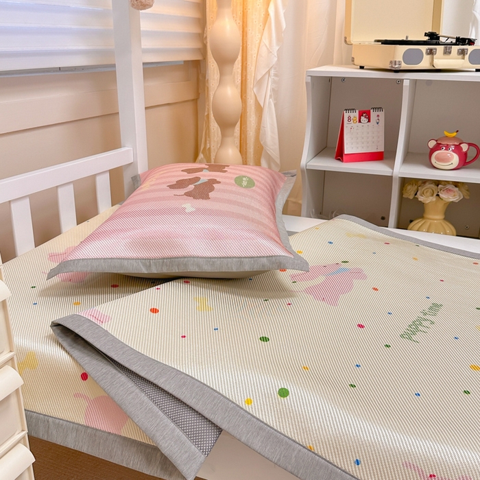 91家纺网 家纺一手货源 找家纺 懒猫家纺 2026新款600D数码印花大版学生宿舍冰藤凉席 小狗时光