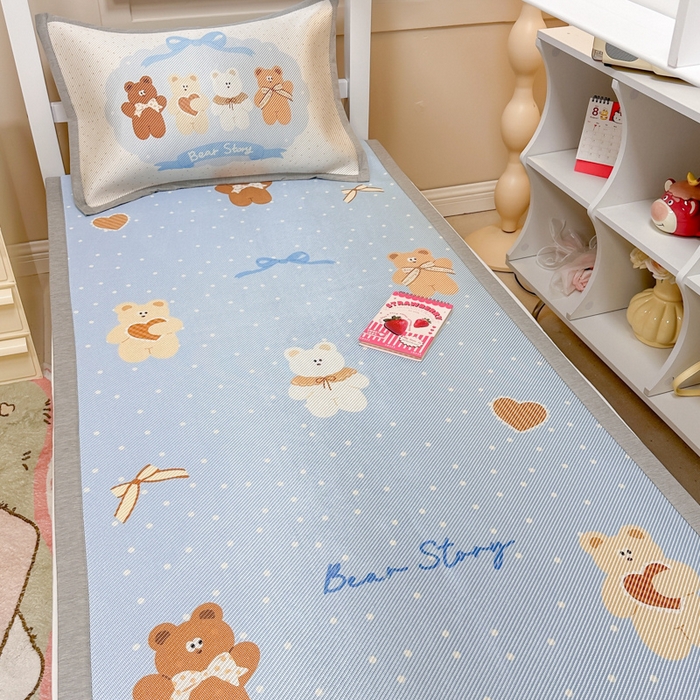 91家纺网 家纺一手货源 找家纺 懒猫家纺 2026新款600D数码印花大版学生宿舍冰藤凉席 熊仔故事