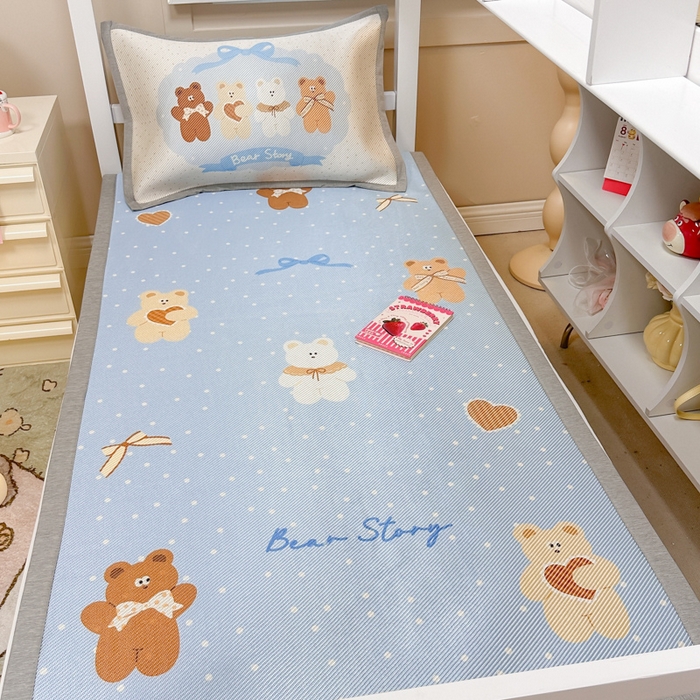 91家纺网 家纺一手货源 找家纺 懒猫家纺 2026新款600D数码印花大版学生宿舍冰藤凉席 熊仔故事