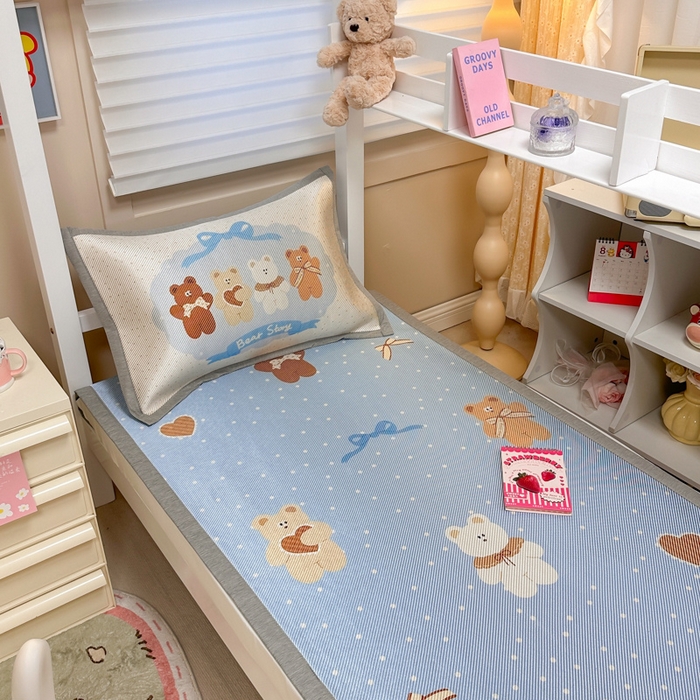 91家纺网 家纺一手货源 找家纺 懒猫家纺 2026新款600D数码印花大版学生宿舍冰藤凉席 熊仔故事