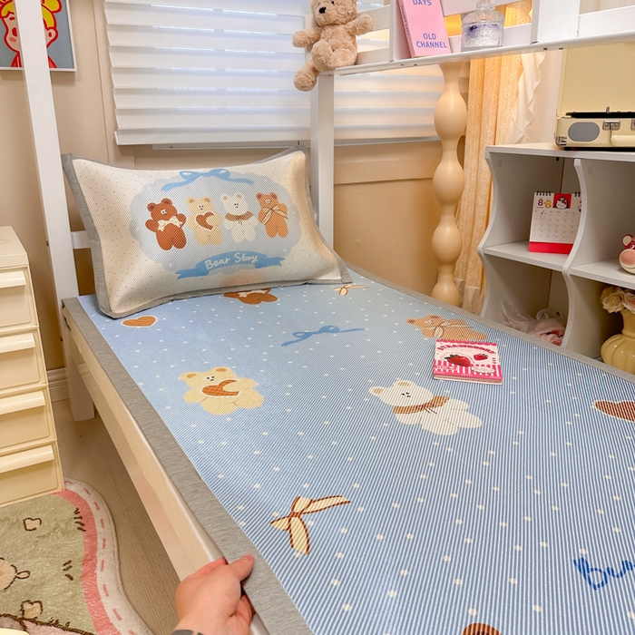 91家纺网 家纺一手货源 找家纺 懒猫家纺 2026新款600D数码印花大版学生宿舍冰藤凉席 熊仔故事