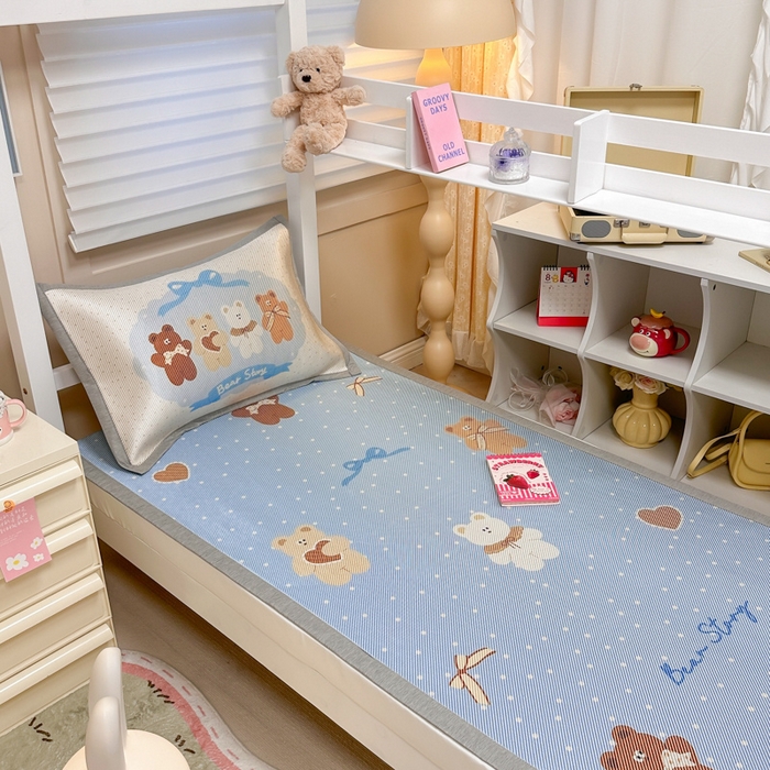 91家纺网 家纺一手货源 找家纺 懒猫家纺 2026新款600D数码印花大版学生宿舍冰藤凉席 熊仔故事