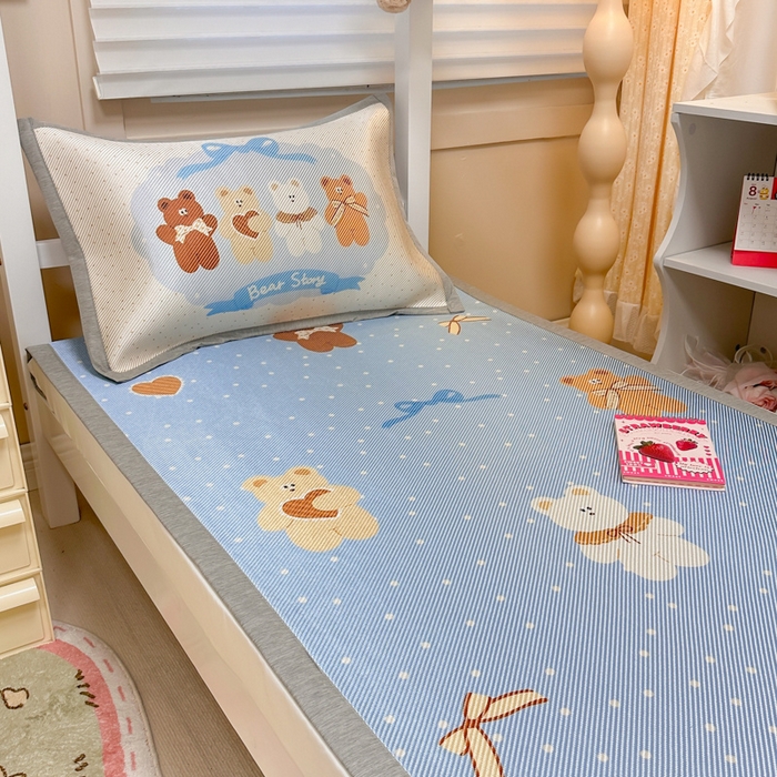 91家纺网 家纺一手货源 找家纺 懒猫家纺 2026新款600D数码印花大版学生宿舍冰藤凉席 熊仔故事