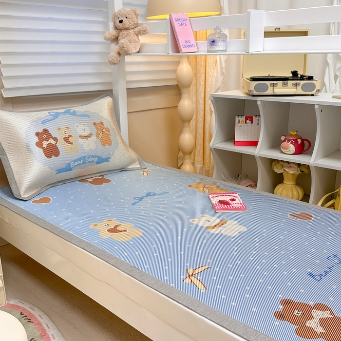 91家纺网 家纺一手货源 找家纺 懒猫家纺 2026新款600D数码印花大版学生宿舍冰藤凉席 熊仔故事