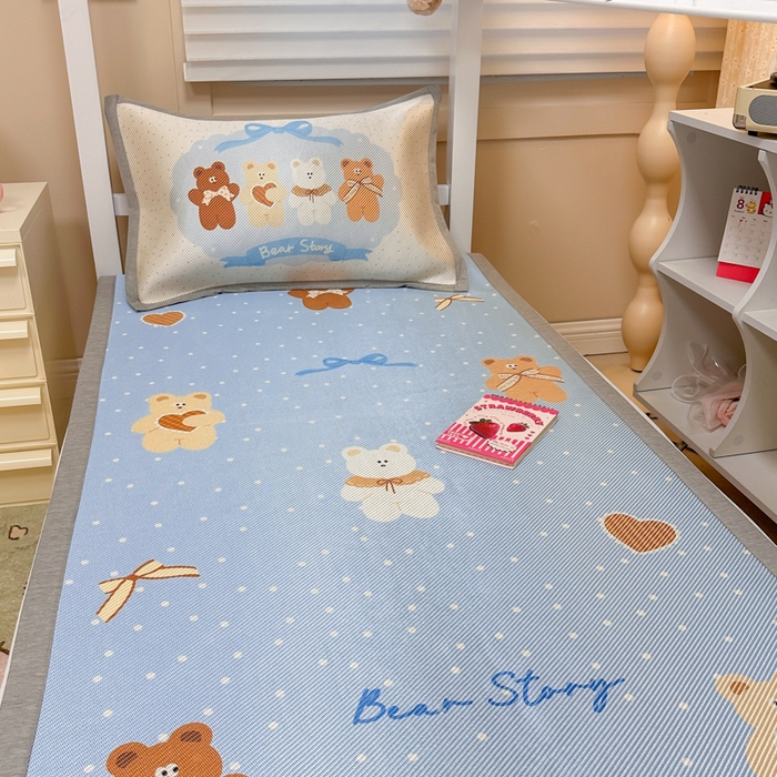 91家纺网 家纺一手货源 找家纺 懒猫家纺 2026新款600D数码印花大版学生宿舍冰藤凉席 熊仔故事