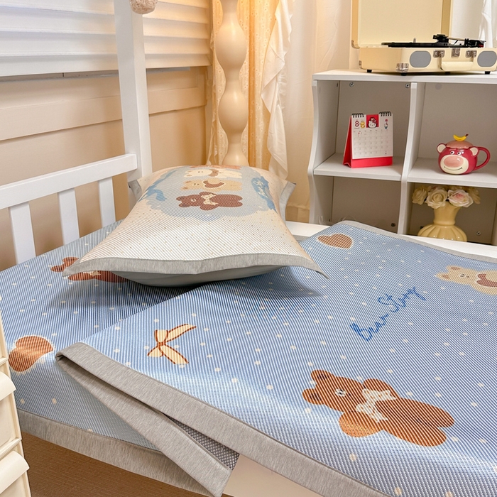 91家纺网 家纺一手货源 找家纺 懒猫家纺 2026新款600D数码印花大版学生宿舍冰藤凉席 熊仔故事