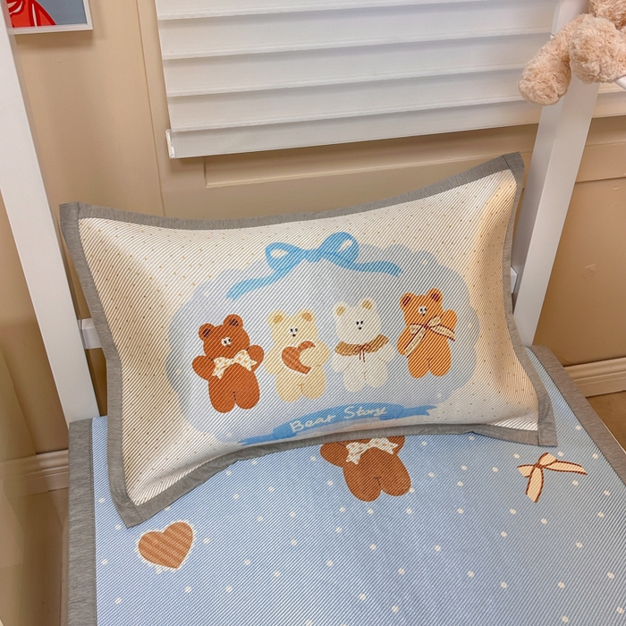 91家纺网 家纺一手货源 找家纺 懒猫家纺 2026新款600D数码印花大版学生宿舍冰藤凉席 熊仔故事