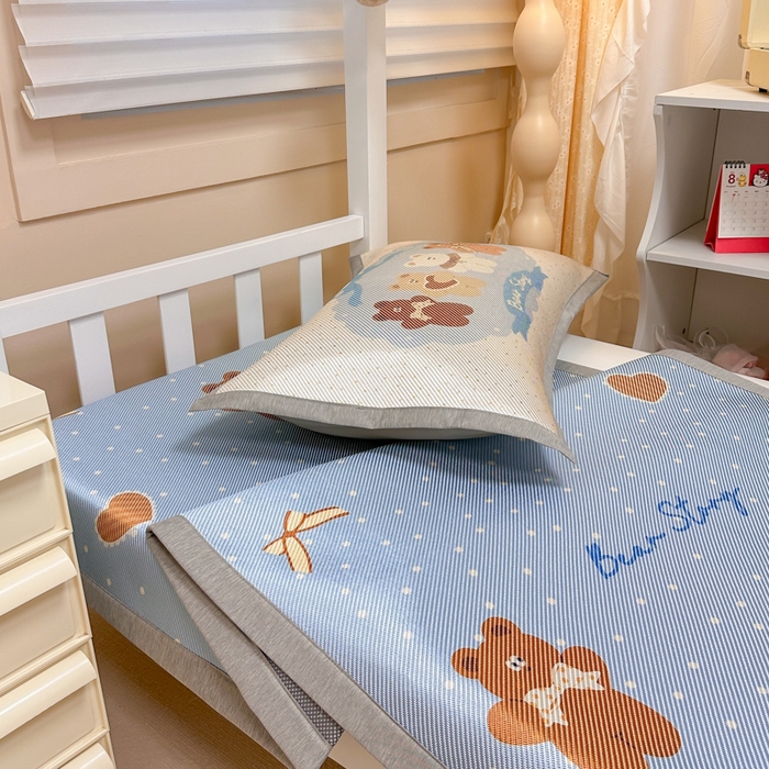 91家纺网 家纺一手货源 找家纺 懒猫家纺 2026新款600D数码印花大版学生宿舍冰藤凉席 熊仔故事