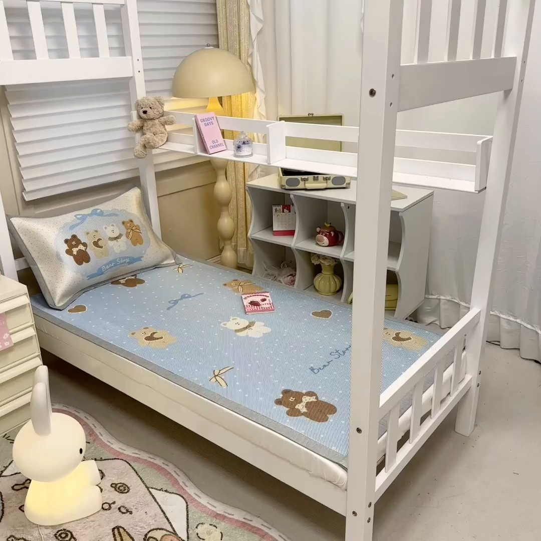 91家纺网 家纺一手货源 找家纺 懒猫家纺 2026新款600D数码印花大版学生宿舍冰藤凉席 熊仔故事