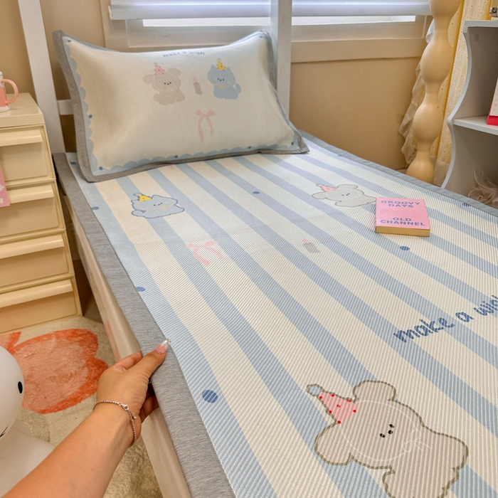 91家纺网 家纺一手货源 找家纺 懒猫家纺 2026新款600D数码印花大版学生宿舍冰藤凉席 许愿精灵