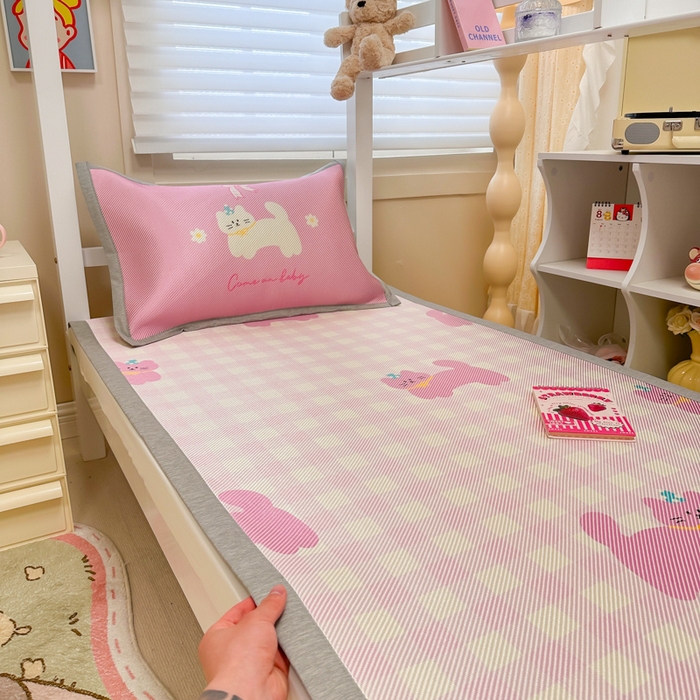 91家纺网 家纺一手货源 找家纺 懒猫家纺 2026新款600D数码印花大版学生宿舍冰藤凉席 早安猫咪