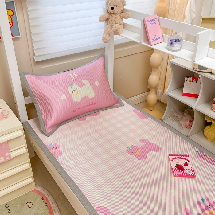 91家纺网 家纺一手货源 找家纺 懒猫家纺 2026新款600D数码印花大版学生宿舍冰藤凉席 早安猫咪