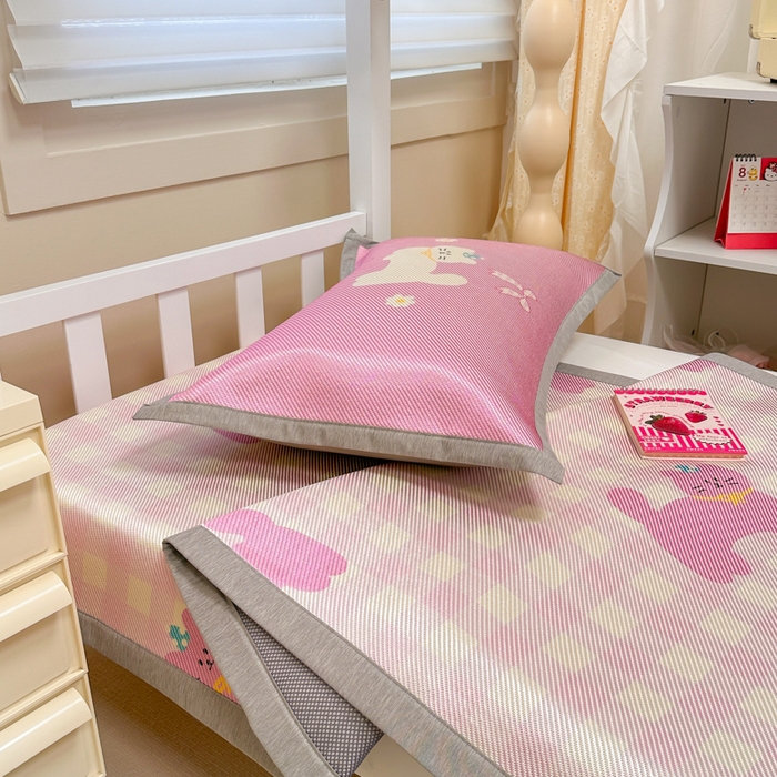 91家纺网 家纺一手货源 找家纺 懒猫家纺 2026新款600D数码印花大版学生宿舍冰藤凉席 早安猫咪