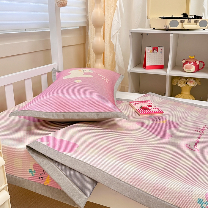 91家纺网 家纺一手货源 找家纺 懒猫家纺 2026新款600D数码印花大版学生宿舍冰藤凉席 早安猫咪