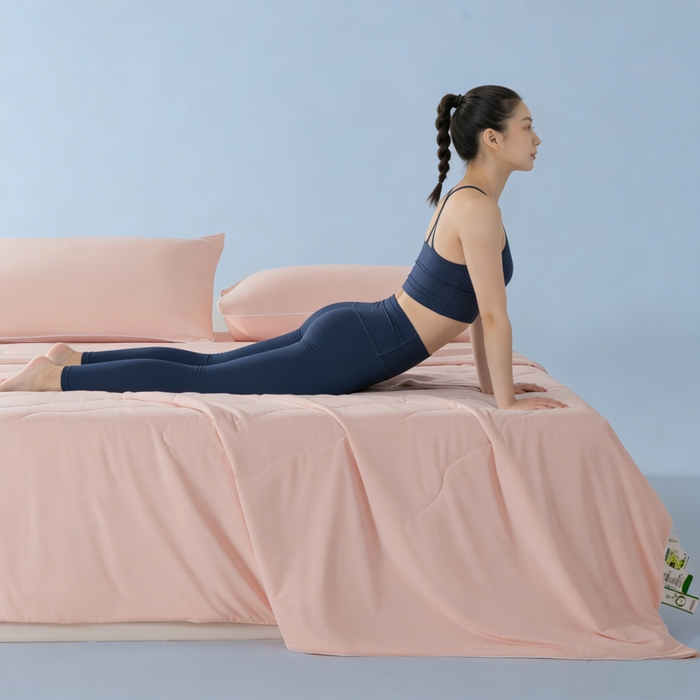 91家纺网 家纺一手货源 找家纺 鑫琪莱家纺 2026新款锦氨凉感Yoga系列夏被 梦境粉