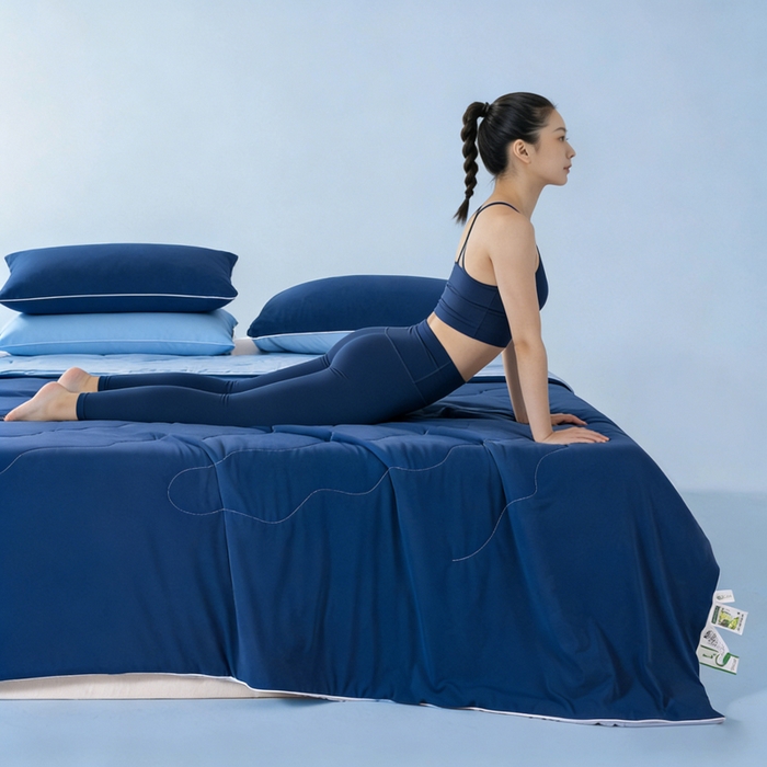 91家纺网 家纺一手货源 找家纺 鑫琪莱家纺 2026新款锦氨凉感Yoga系列夏被 深睡蓝