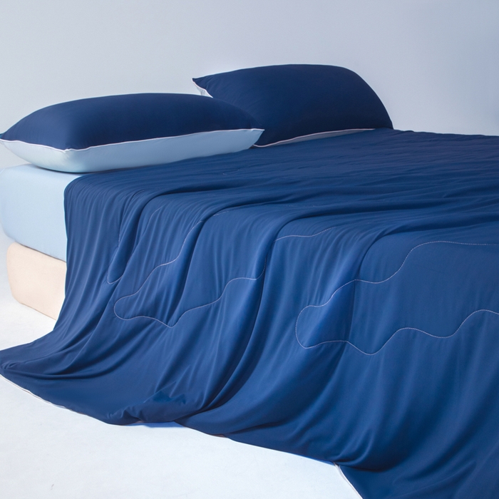 91家纺网 家纺一手货源 找家纺 鑫琪莱家纺 2026新款锦氨凉感Yoga系列夏被 深睡蓝