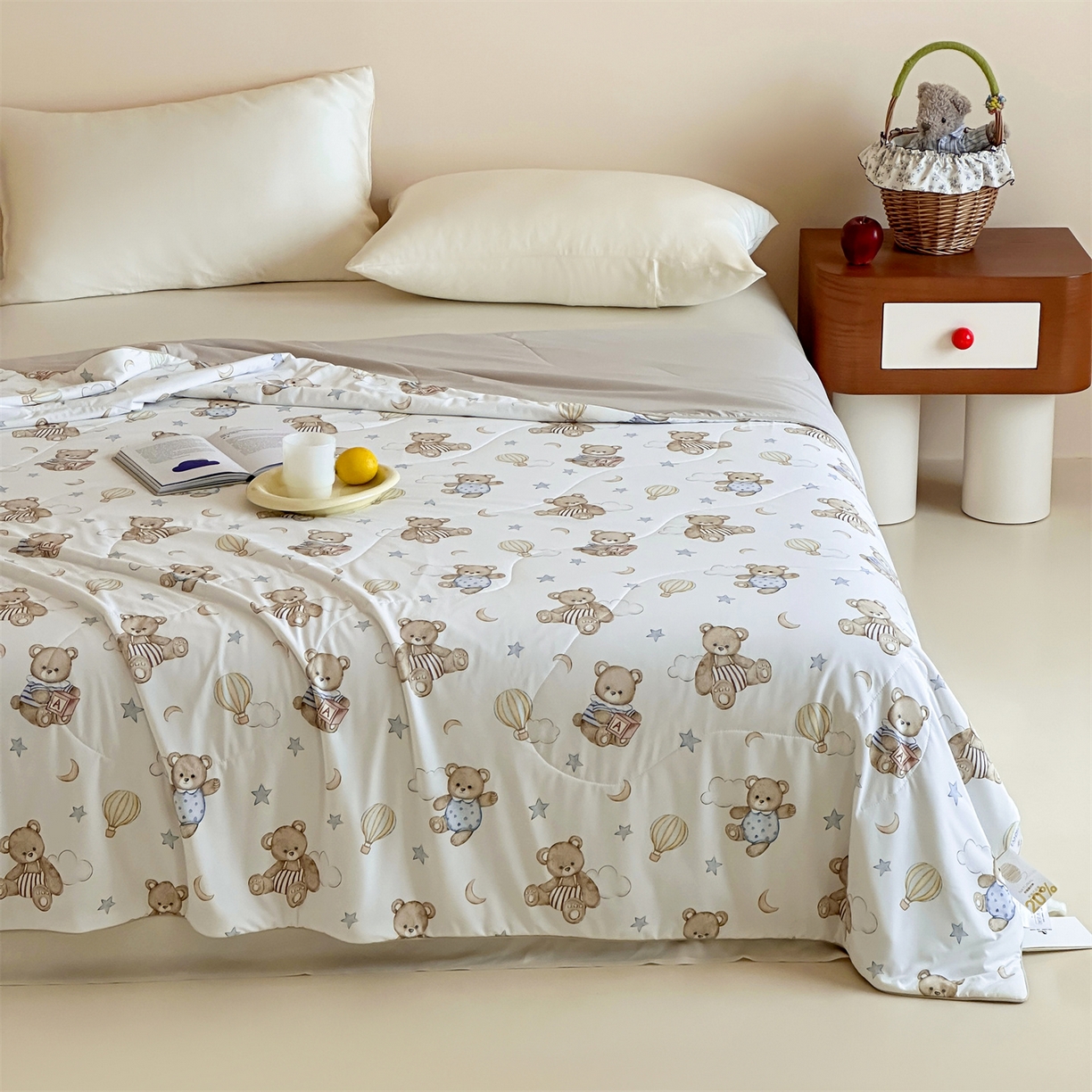 91家纺网 家纺一手货源 找家纺 傲蕾良品 2026新款【冷凝一号】高定锦氨针织蚕丝冰皮被 晚安小熊