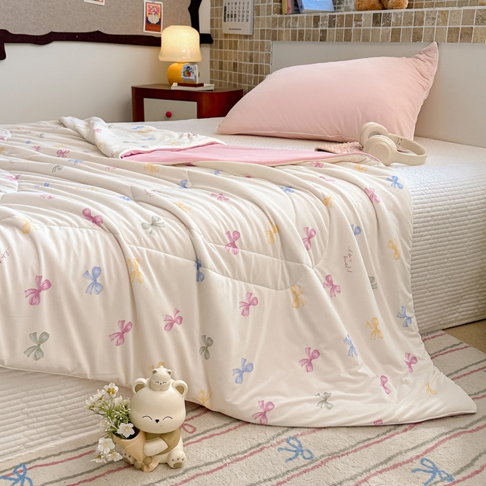 91家纺网 家纺一手货源 找家纺 鑫琪莱家纺 2026新款印花冰皮软心凉凉被夏被 半夏彩蝶-粉